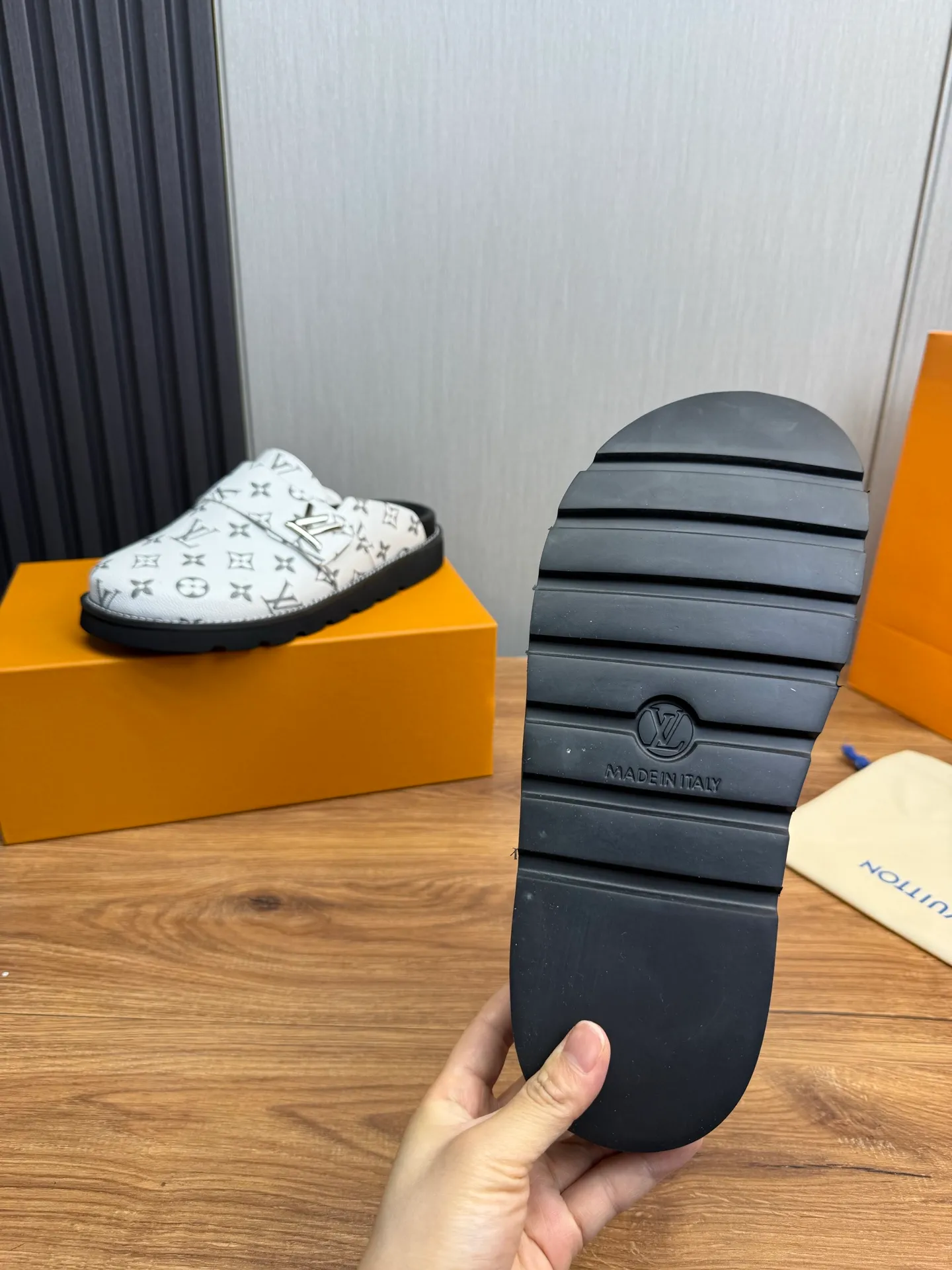 Men's shoes 💰420💰 Lv. hot selling men's slippers 🔥 🩴Official website one to one production 38-45 sizes 45 46 🉑️Customized!